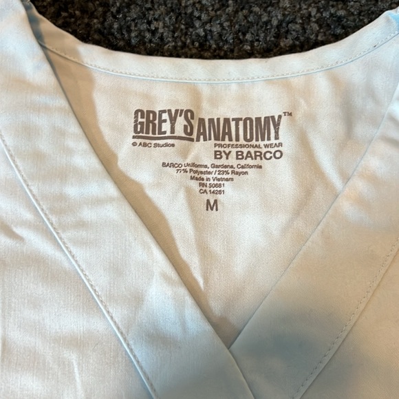 Grey's Anatomy Women's 3-Pocket Modern Fit Mock Wrap Scrub Top Medium - Picture 2 of 3